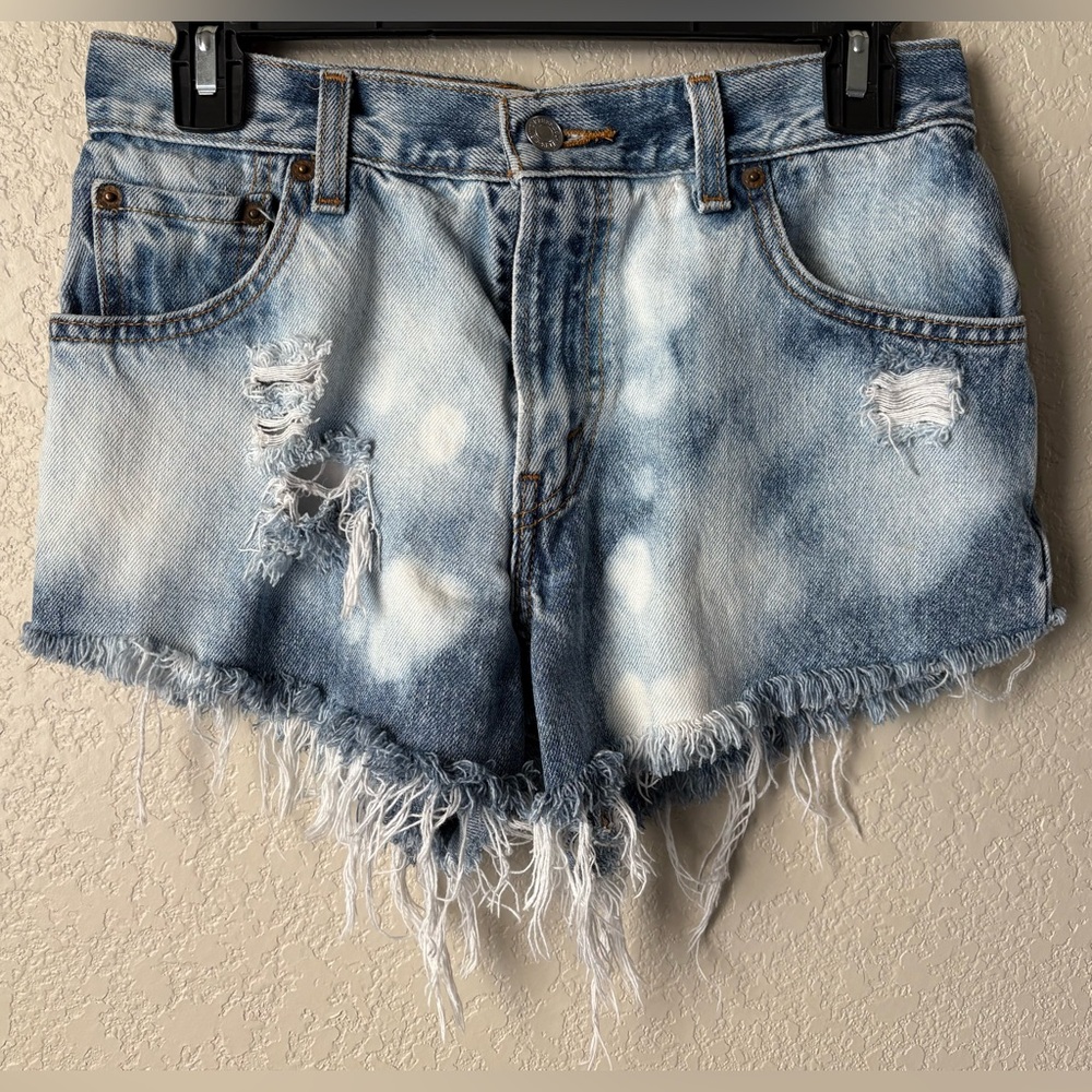 Levi’s 550 Classic Relaxed Tapered Bleached Cut-Off Shorts | 6